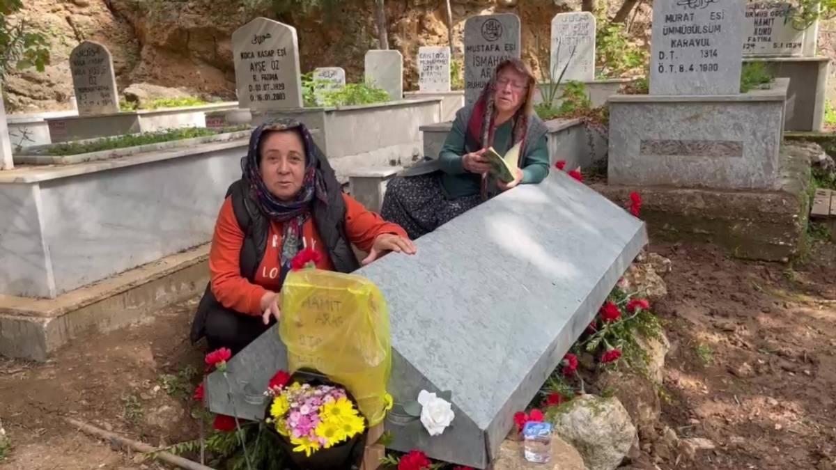 Genç paramedik sigara isteme bahanesiyle gasp ve darp edilip öldürüldü, anne duruşmaya oğlunun fotoğrafıyla geldi