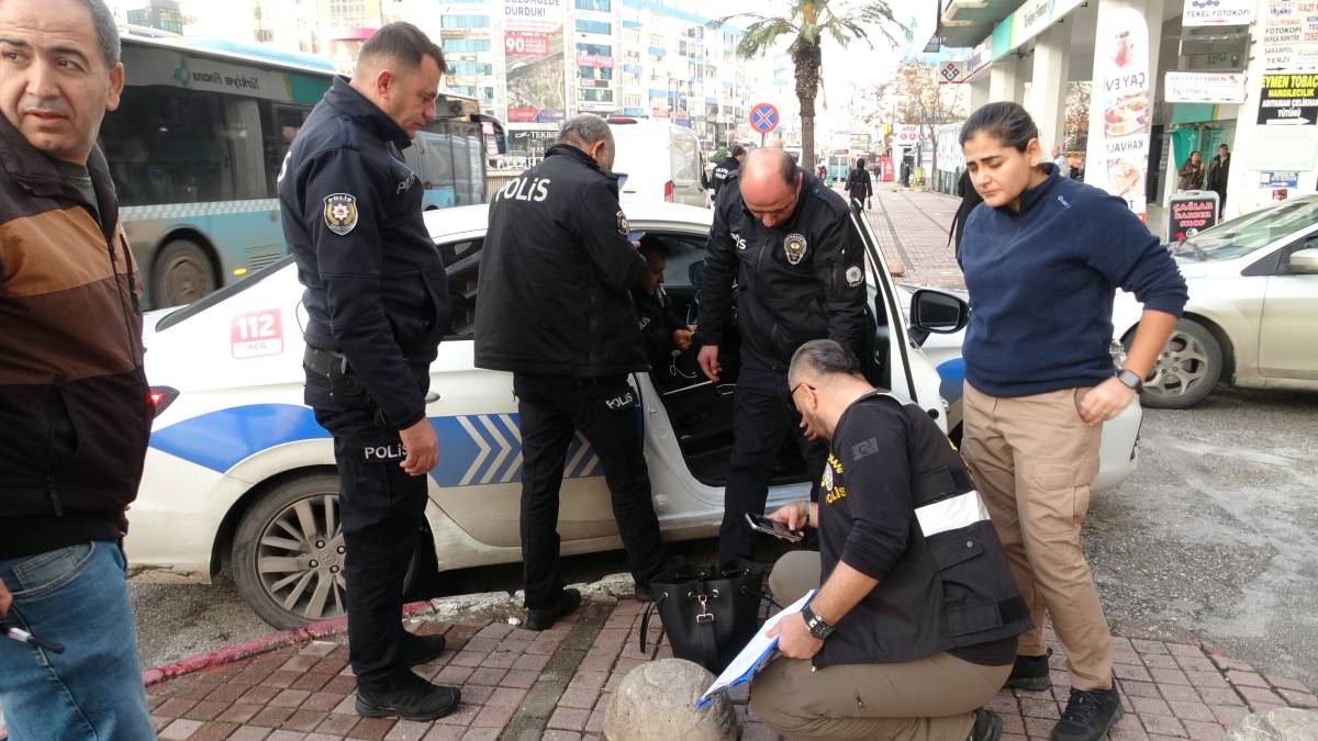 Yola bıraktığı çanta polisi alarma geçirdi, gözaltına alınırken güçlük yaşattı