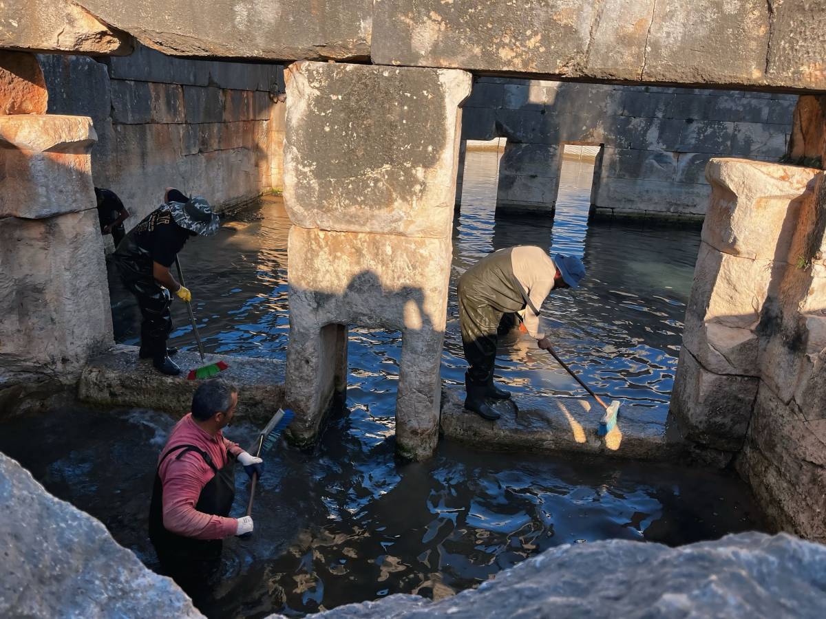 Arkeologların çamur ve suyun içinde bin 850 yıllık antik havuzu gün yüzüne çıkarma çabası