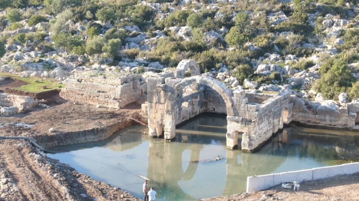 Arkeologların çamur ve suyun içinde bin 850 yıllık antik havuzu gün yüzüne çıkarma çabası