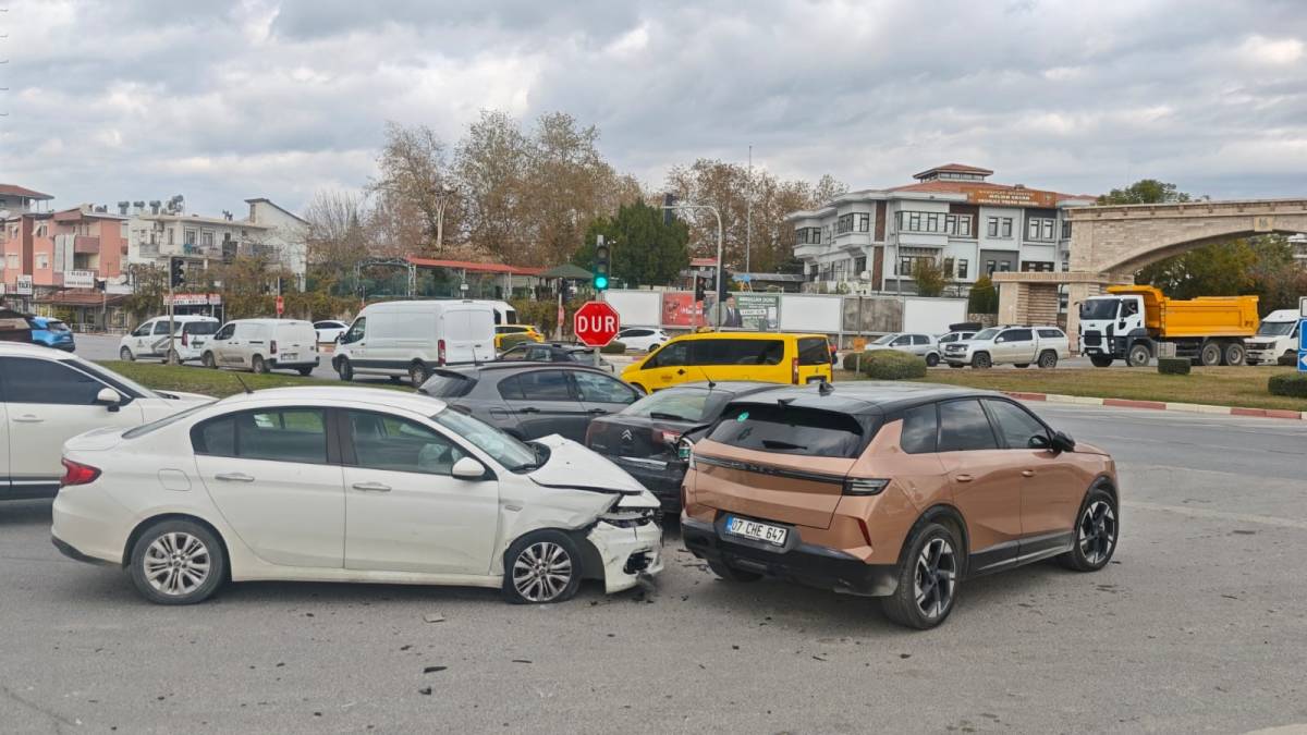 Antalya’da 4 araçlı zincirleme kaza: 1 yaralı
