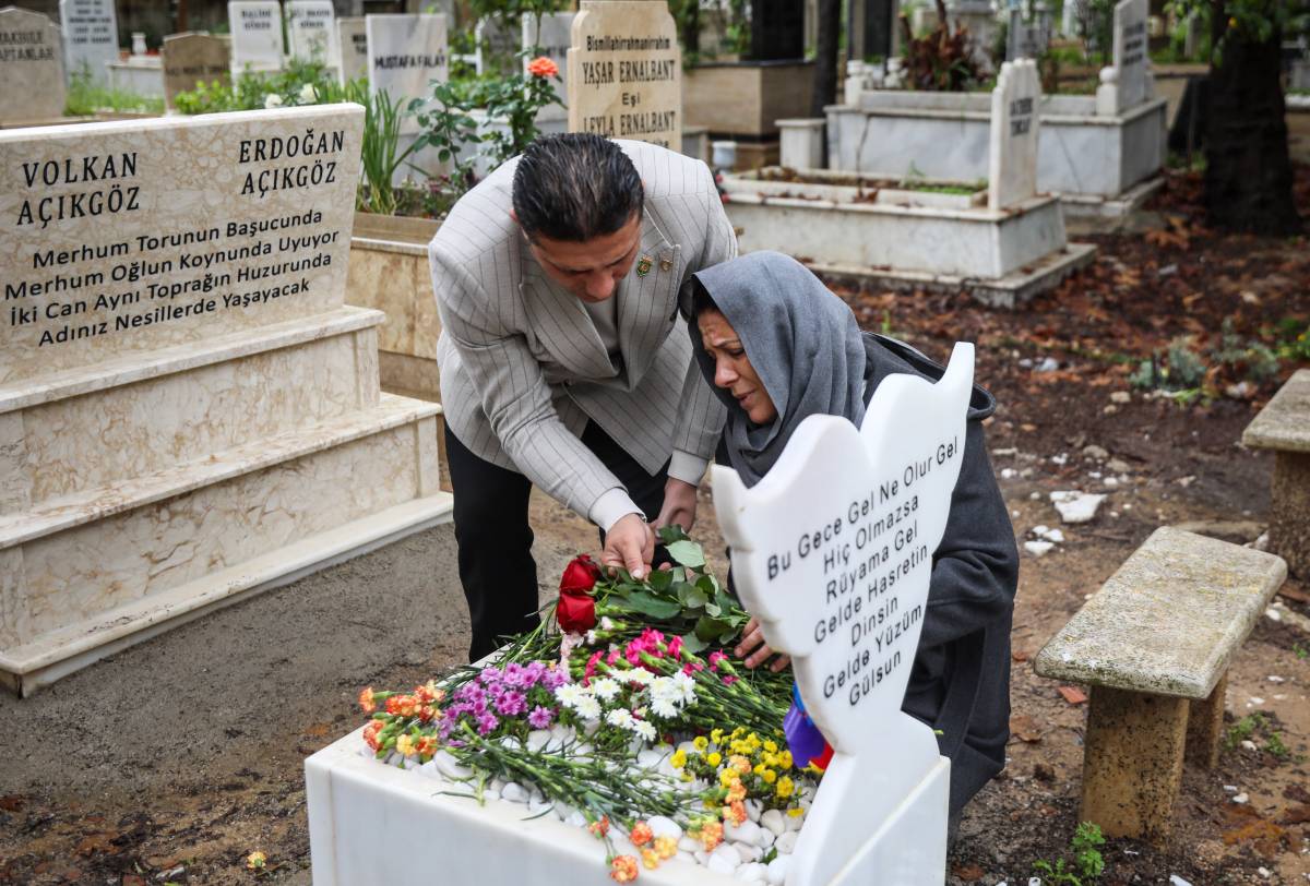 Doğuma 1 gün kala bebeklerini kaybeden gazi ile eşi, tazminat kararı çıkınca mezar taşına sarılarak ağladı