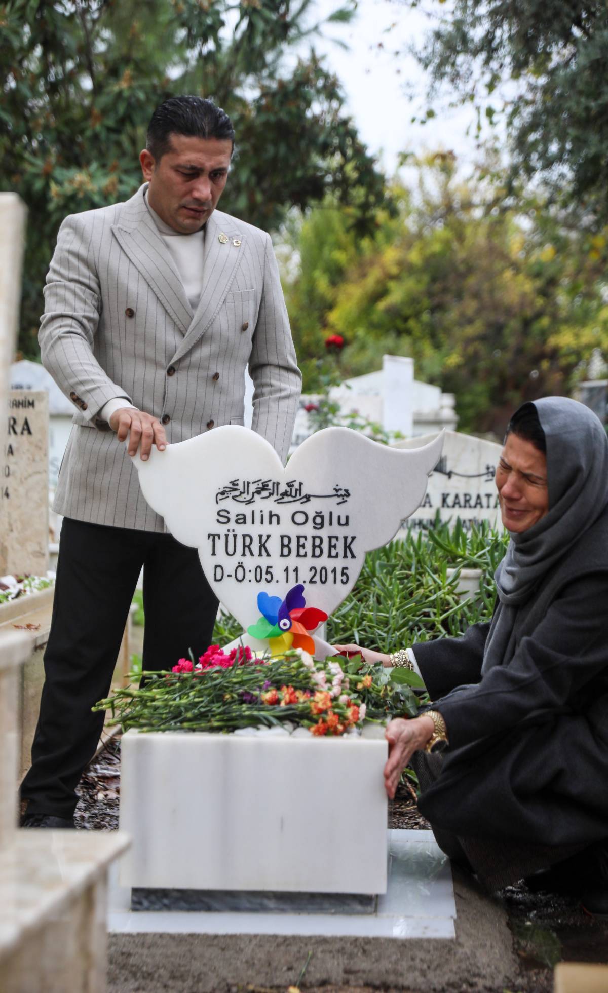 Doğuma 1 gün kala bebeklerini kaybeden gazi ile eşi, tazminat kararı çıkınca mezar taşına sarılarak ağladı