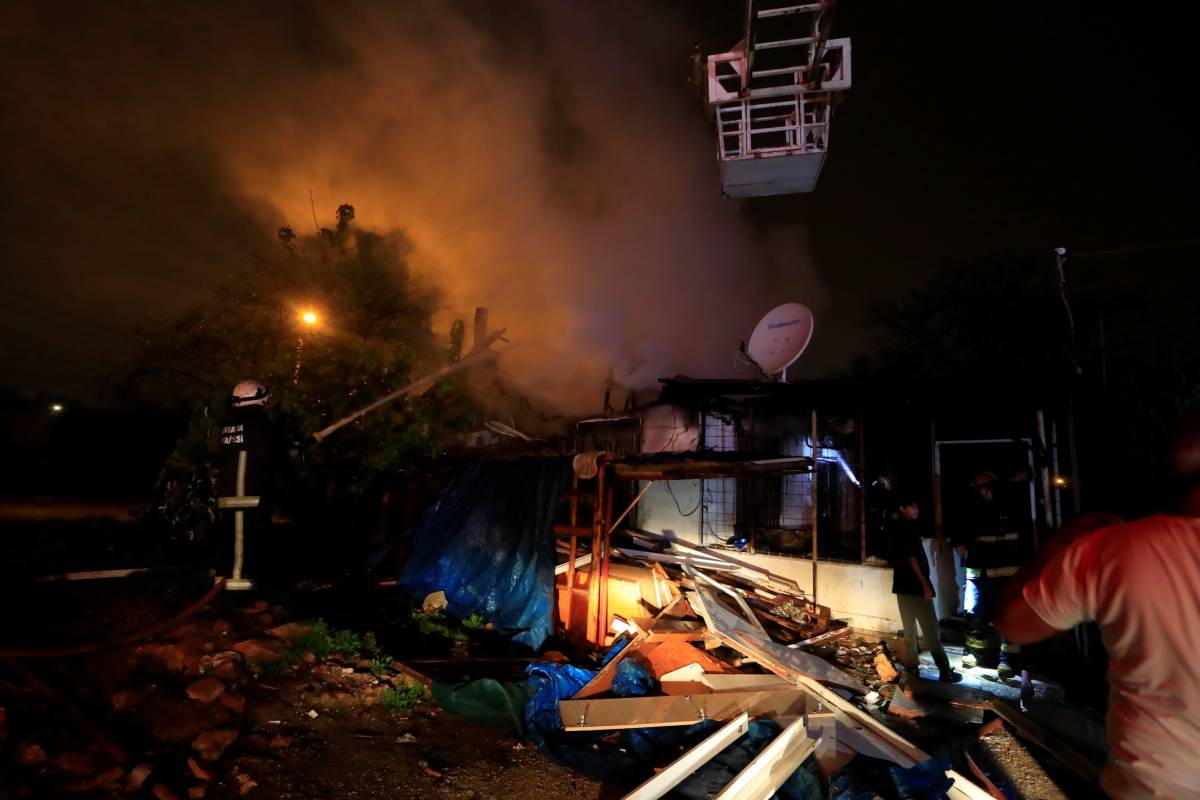 Antalya’da gecekondu yangını: Küle dönen evini görünce gözyaşlarına boğuldu