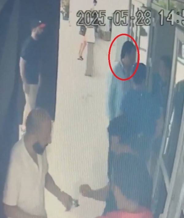 Kalabalık arasında pusuya yatıp Federasyon Başkanına yumrukla ve bıçakla saldırdılar