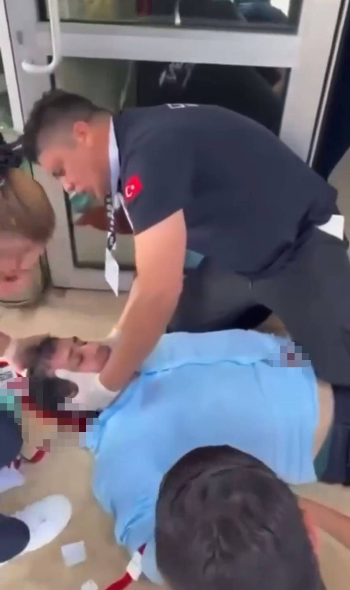 Kalabalık arasında pusuya yatıp Federasyon Başkanına yumrukla ve bıçakla saldırdılar