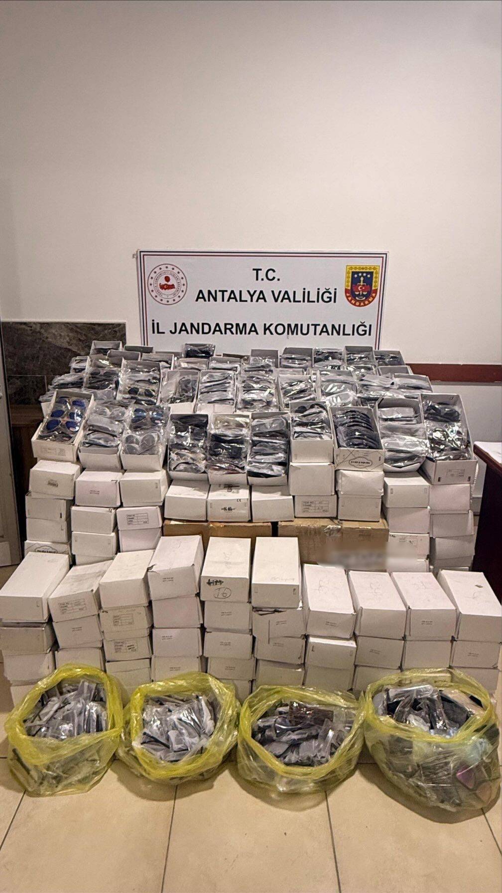 Alanya’da kaçakçılığa jandarmadan çifte operasyon