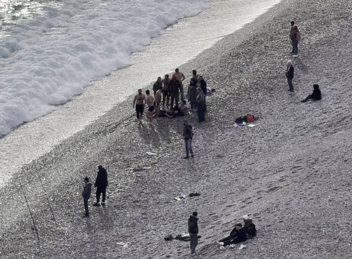 Fırtınalı havada denizde can pazarı