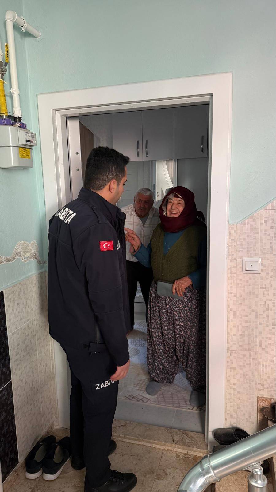 Yaşlı kadının pazarda kaybettiği cüzdanı bulup evinde teslim ettiler