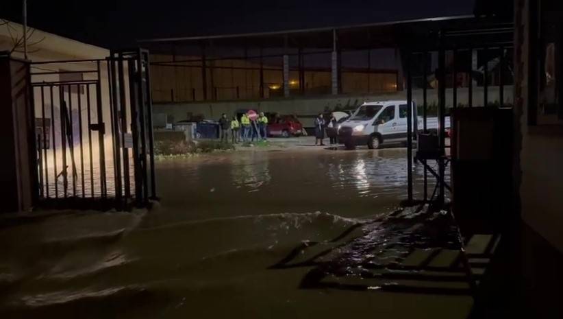 Taşan dere nedeniyle sitenin bahçesi ve araçlar su içinde kaldı
