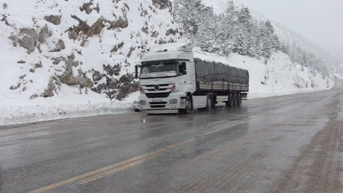 Antalya-Konya kara yolunda kar yağışı aralıklarla devam ediyor
