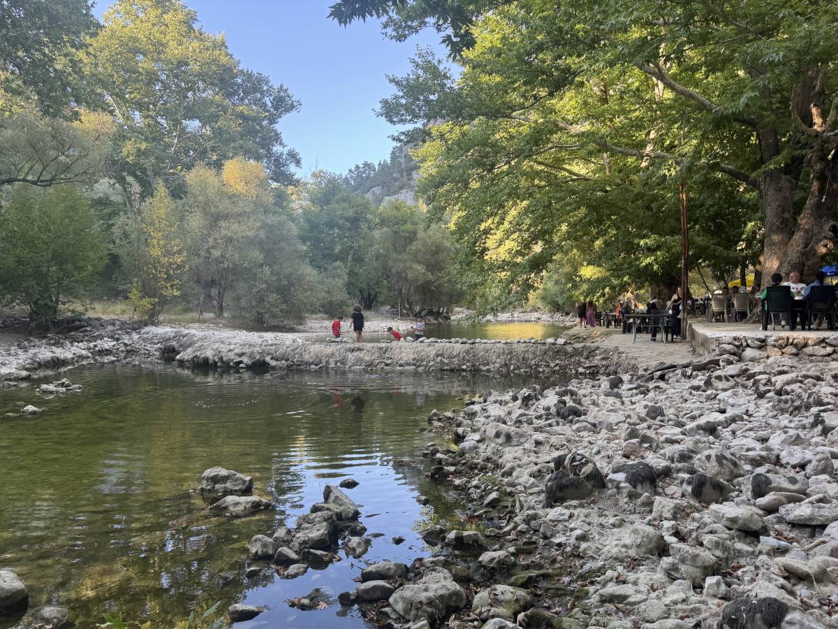Toroslar’da yağış bereketi kuruyan Üzümdere Irmağını yeniden canlandırdı, şelaleler coştu