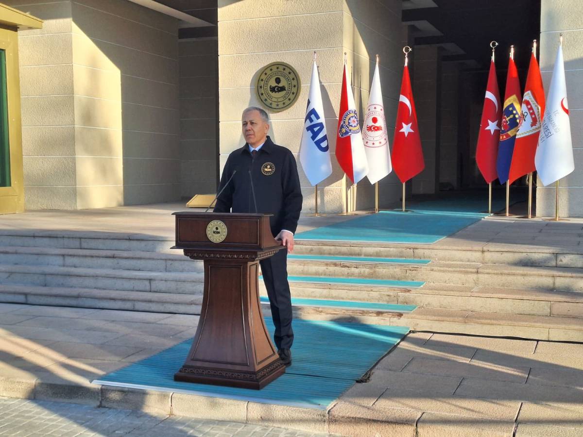 Bakan Yerlikaya: İzmir merkezli 14 ildeki uyuşturucu operasyonunda 641 şüpheli gözaltına alındı