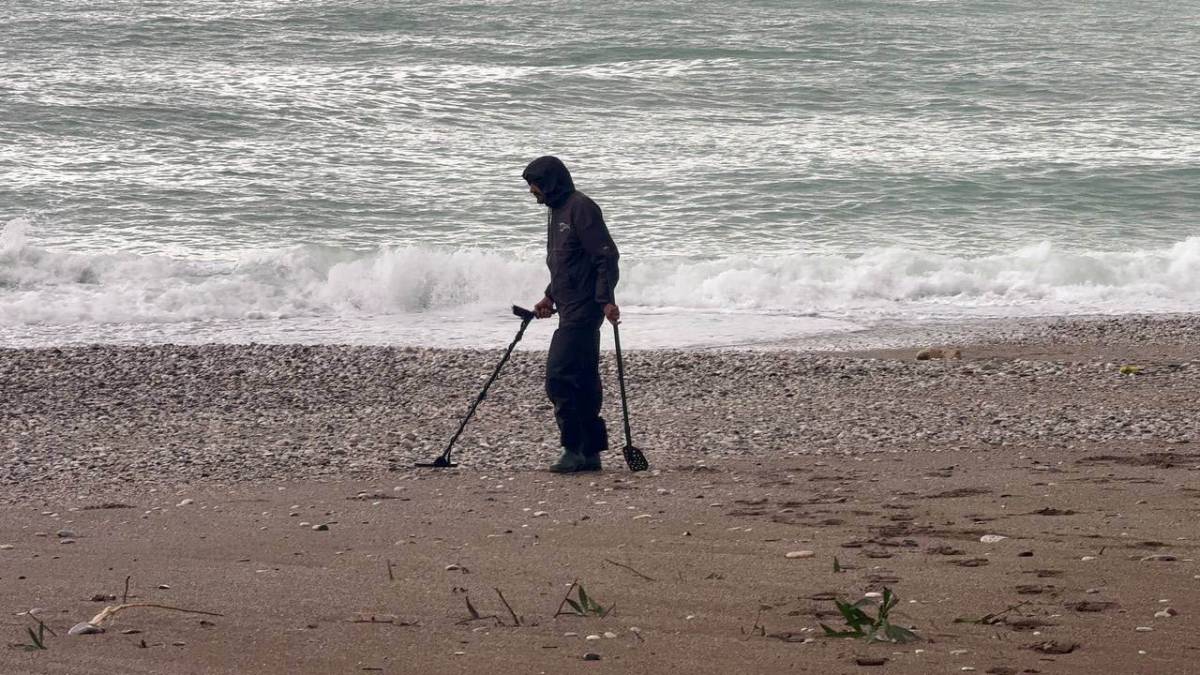 Konyaaltı Sahili'nde denizin rengi kahverengiye döndü