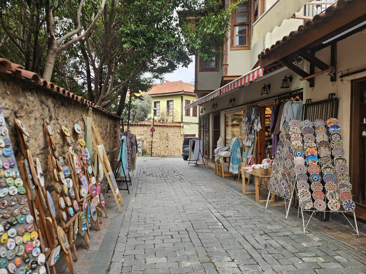 Antalya'nın tarihi ve turistik merkezi Kaleiçi'nde 'tente' krizi