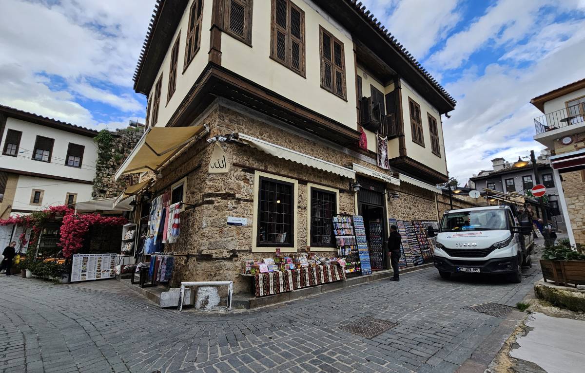 Antalya'nın tarihi ve turistik merkezi Kaleiçi'nde 'tente' krizi