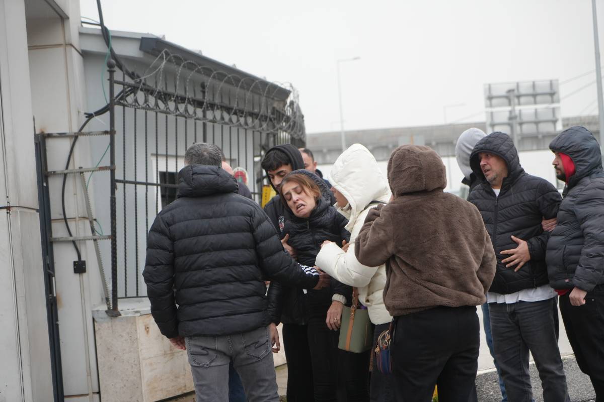 Antalya’da 10 kişinin ölümüyle sonuçlanan kazada acı Adli Tıp Kurumu önüne taşındı