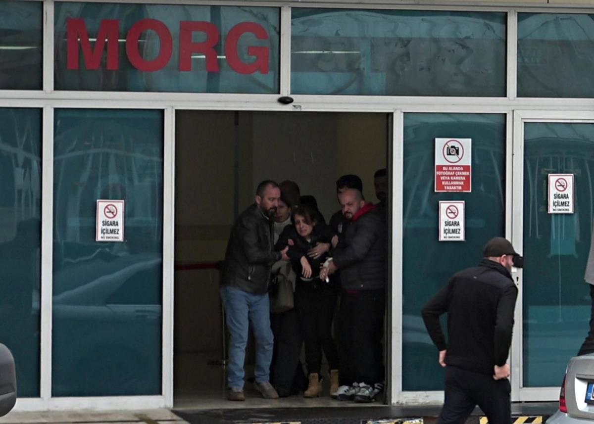 Antalya’da 10 kişinin ölümüyle sonuçlanan kazada acı Adli Tıp Kurumu önüne taşındı