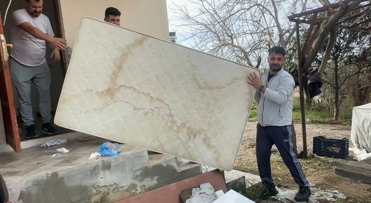 Eşyaları temiz kullanmayan personele sinirlendi, lojmandaki bütün eşyaları çıkartıp yaktı