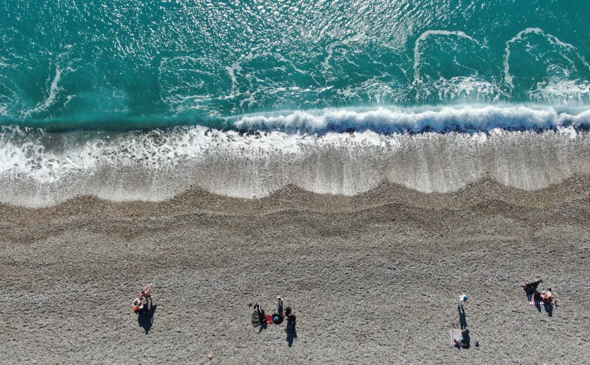 Antalya’da karlı dağların gölgesinde deniz keyfi