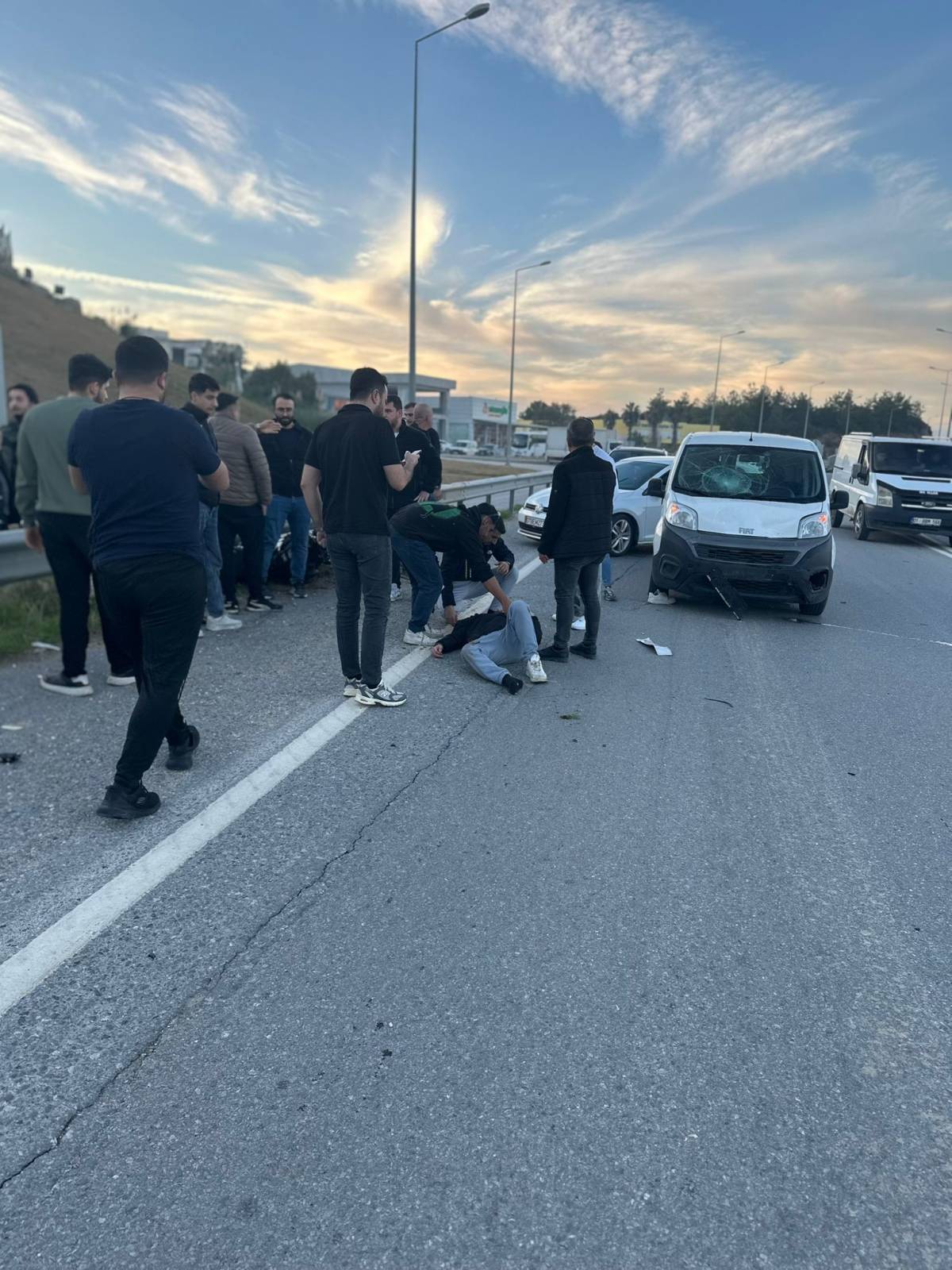 Kazaya müdahale trafik ekibinin uygulama yaptığını sandı, ters istikametten kaçarken kaza yaptı