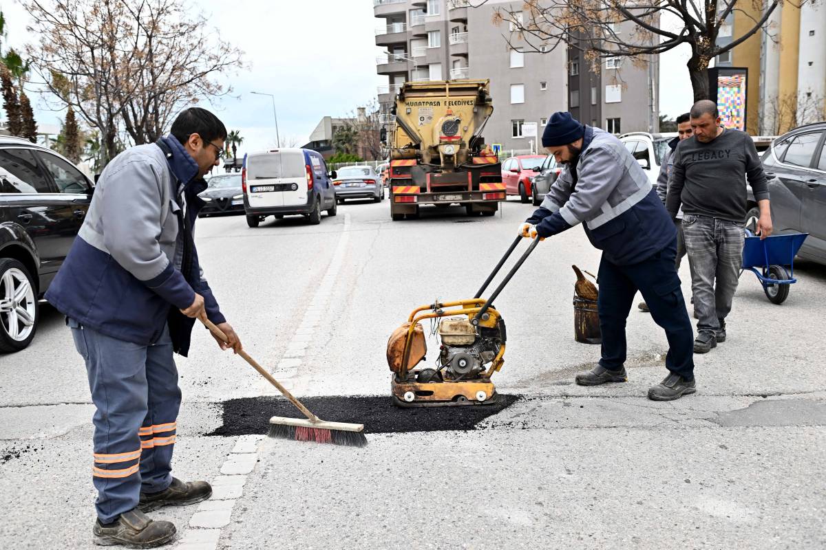 Muratpaşa’da yollar onarılıyor