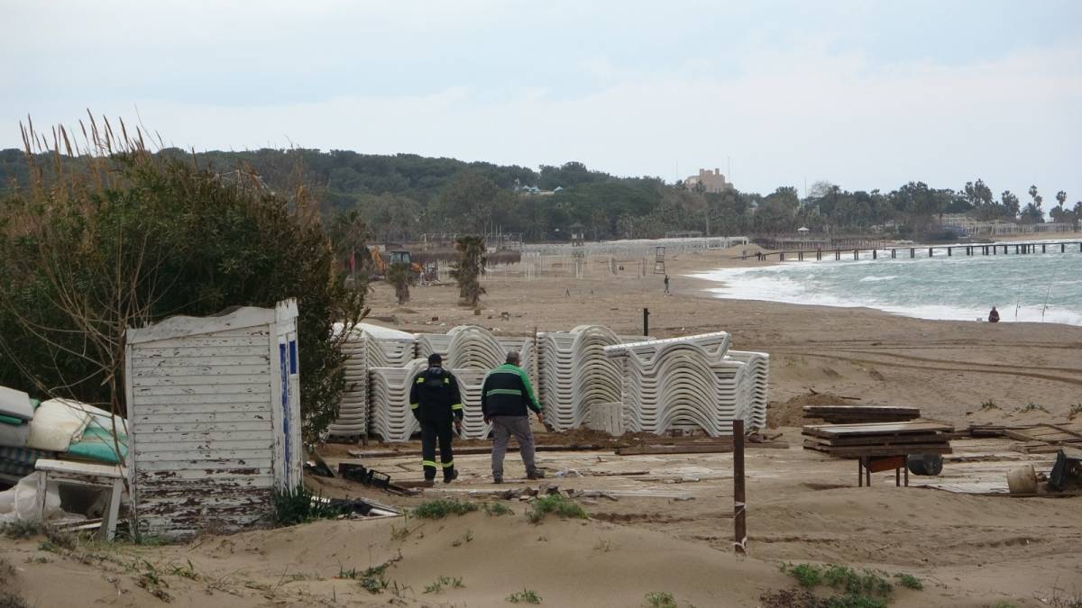 Side büyük plajda günübirlik 15 işletme yıkıldı