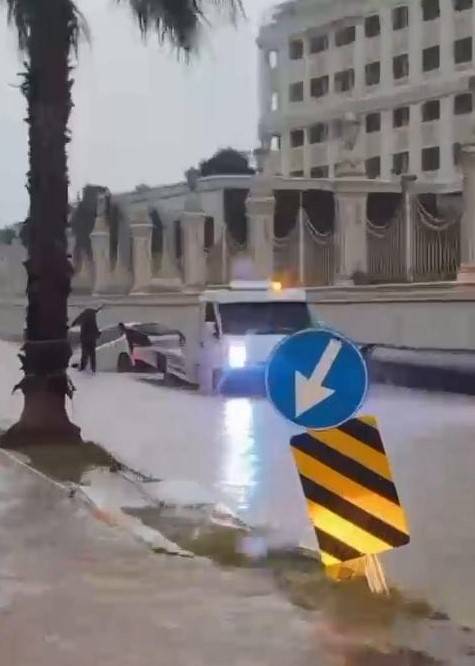 Antalya’da kuvvetli sağanak taşkınlara yol açtı minibüste mahsur kalanlar kepçe yardımıyla kurçarıldı