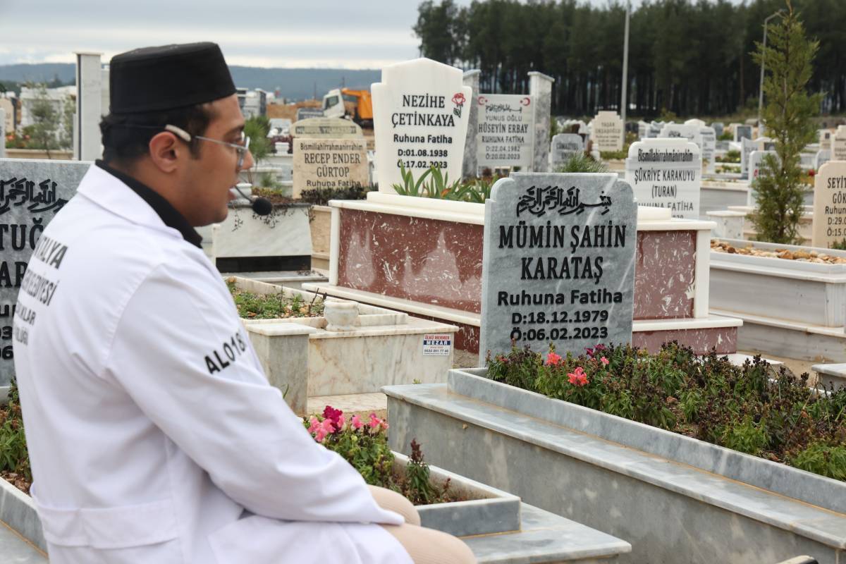 6 Şubat depreminde hayatını kaybeden Antalyalı vatandaşlar mezarı başında anıldı