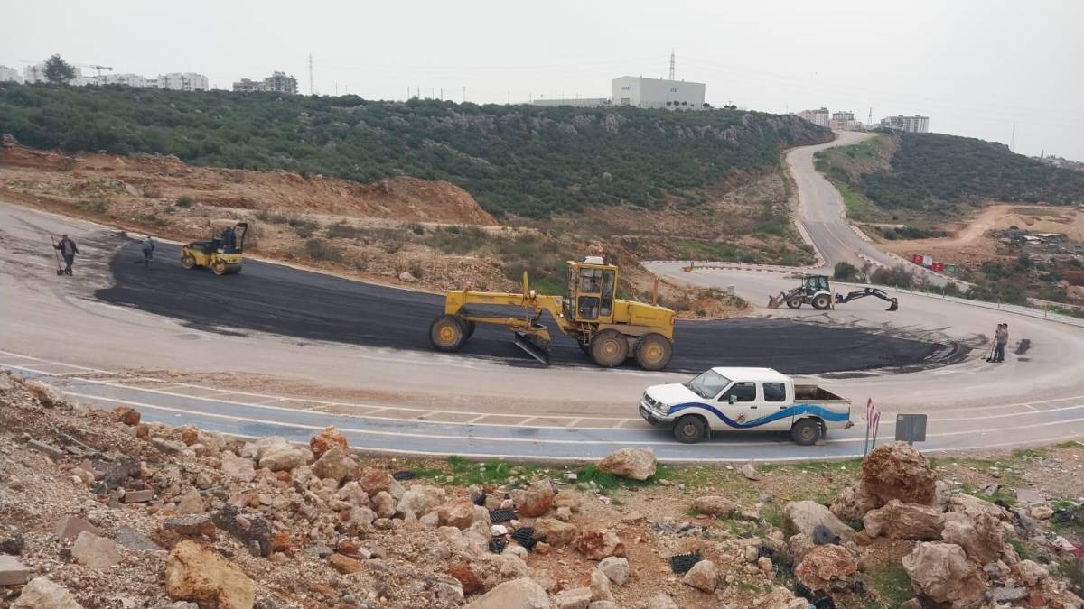 Kepez Belediyesi, yağmurun aşındırdığı yolları yeniledi
