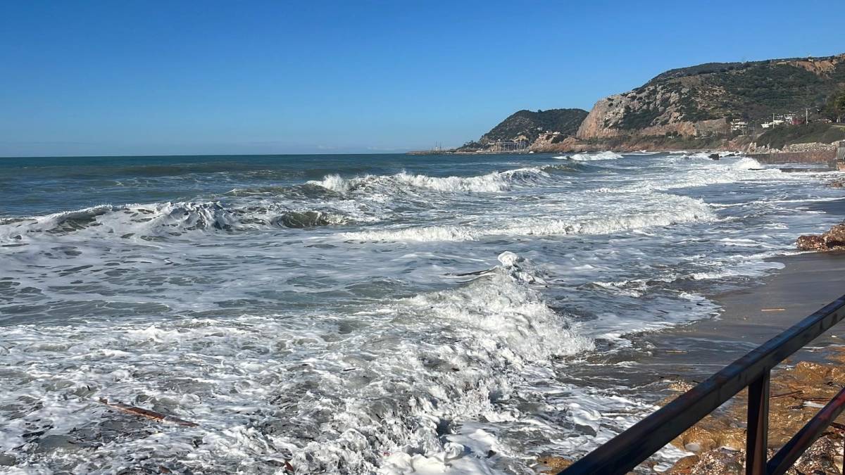 Alanya’da dalgalar balık lokantasını bastı