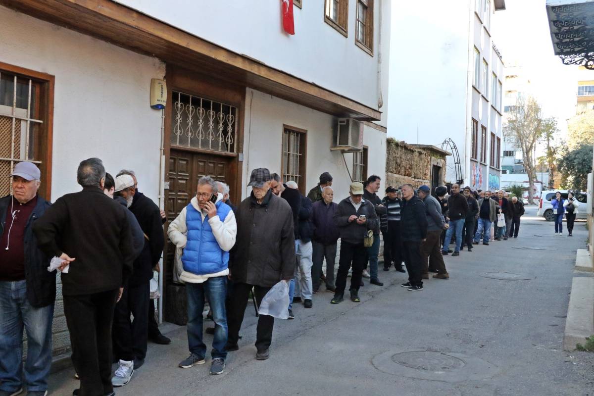 Gizli hayırseverin ücretsiz pide kuyruğu