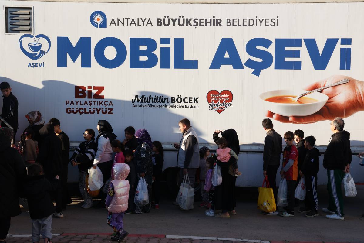 Büyükşehir Mobil Aşevi’nden sıcak yemek ikramı