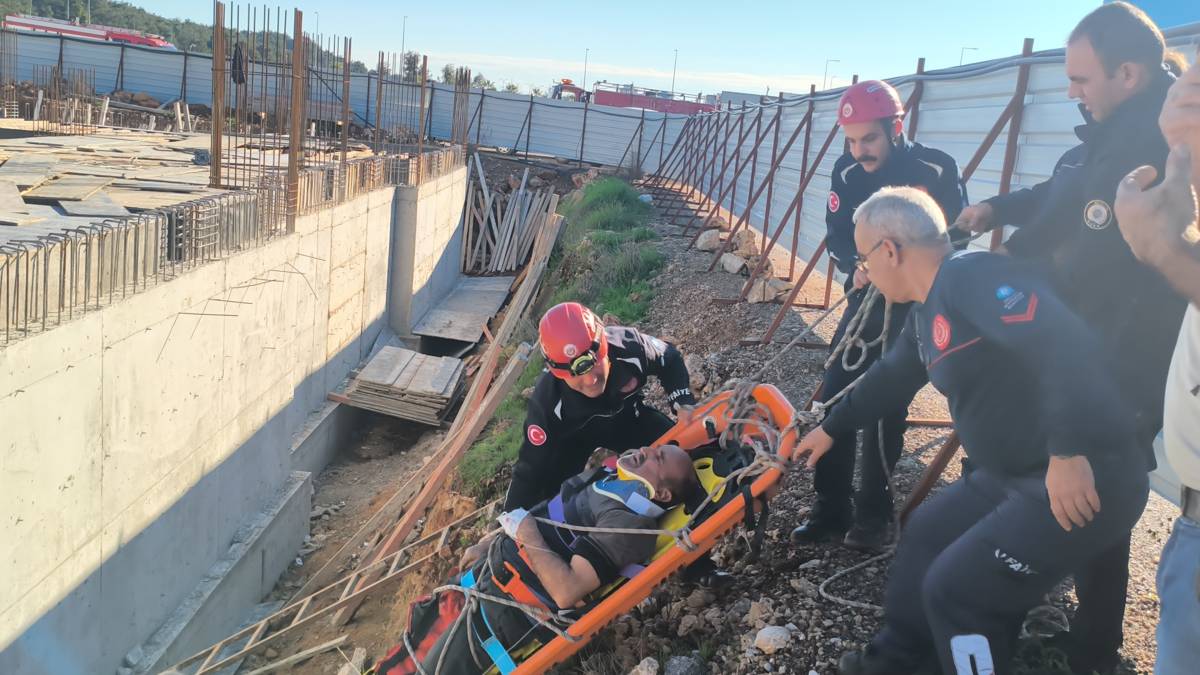 Toprak zemin kaydı, 3 metreden düşüp yaralanan inşaat işçisini ekipler kurtardı