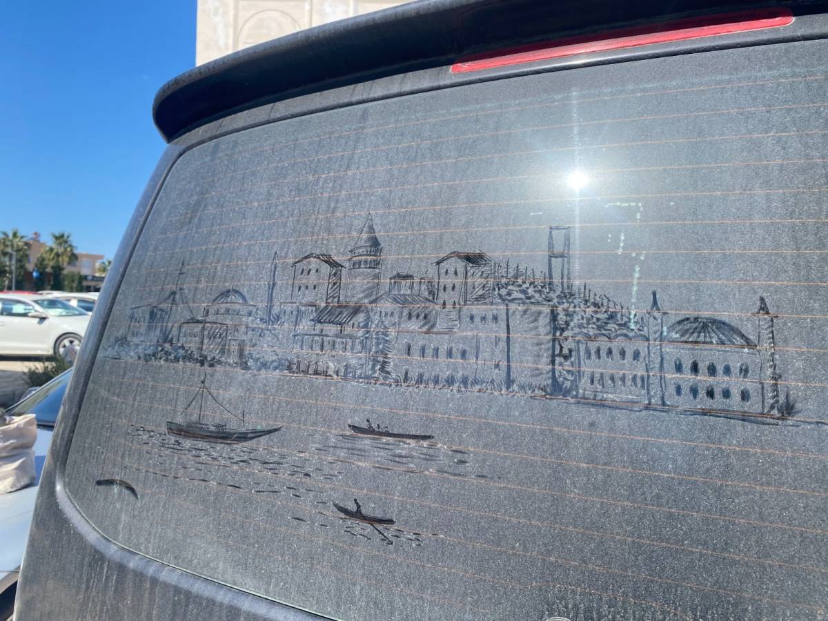 Tozlu araç görünce dayanamıyor, camları sanat eserine dönüştürüyor