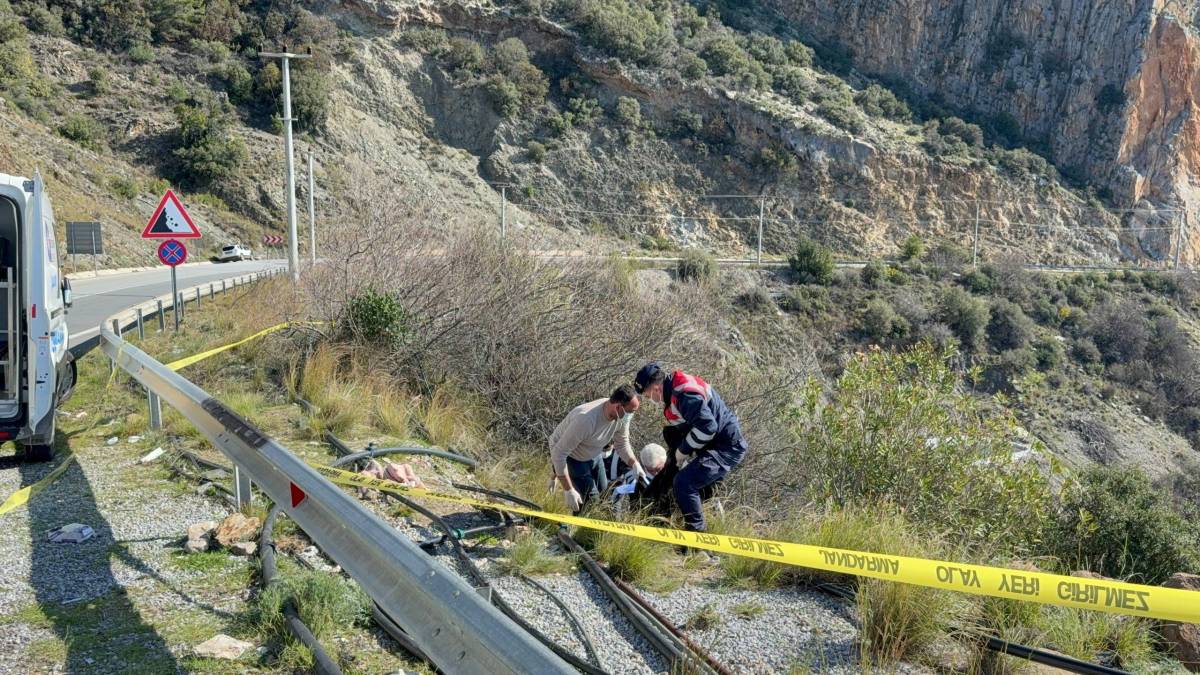 Yol kenarında ölü bulunan kadının kocası ile oğlu tutuklandı