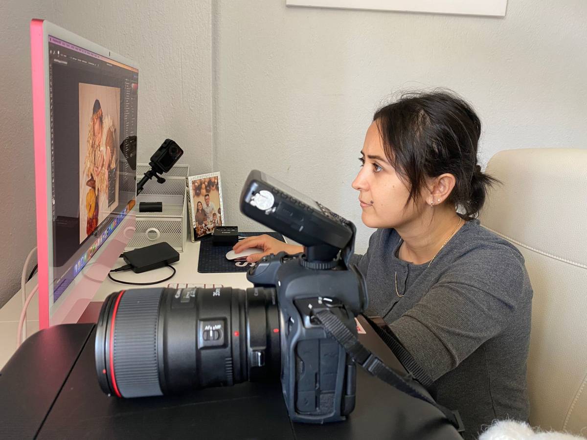 İkiz bebeklerinin fotoğraflarını çekerek başladı, evinin bir odasını stüdyoya çevirdi