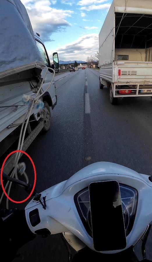 Kamyonetten sarkan ipe dolanan motosikletli ölümle burun buruna geldi