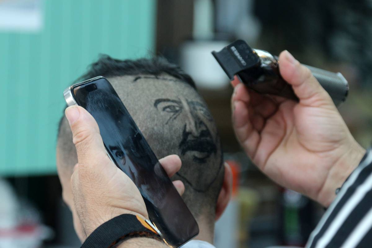 Saçlara 'İnci Taneleri'nin kahramanını çiziyor