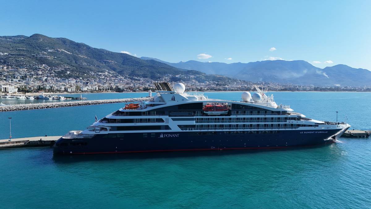 Alanya’ya Fransız bayraklı kruvaziyer demir attı