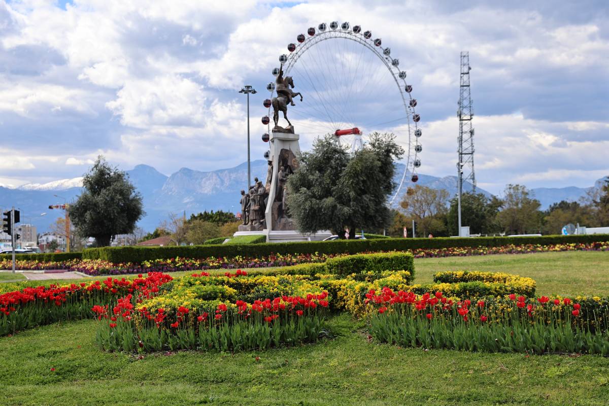 Baharın müjdecisi laleler Antalya sokaklarını renklendirdi