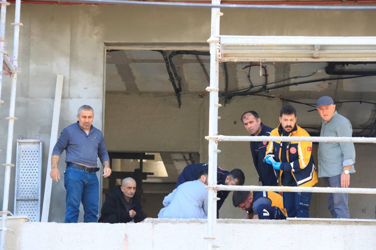 Demir iskeleden düşen inşaat işçisi yaralandı