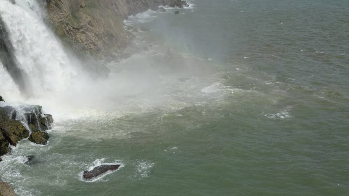 Dünyaca ünlü şelale, yağmur sonrası denizi kahverengiye bürüdü