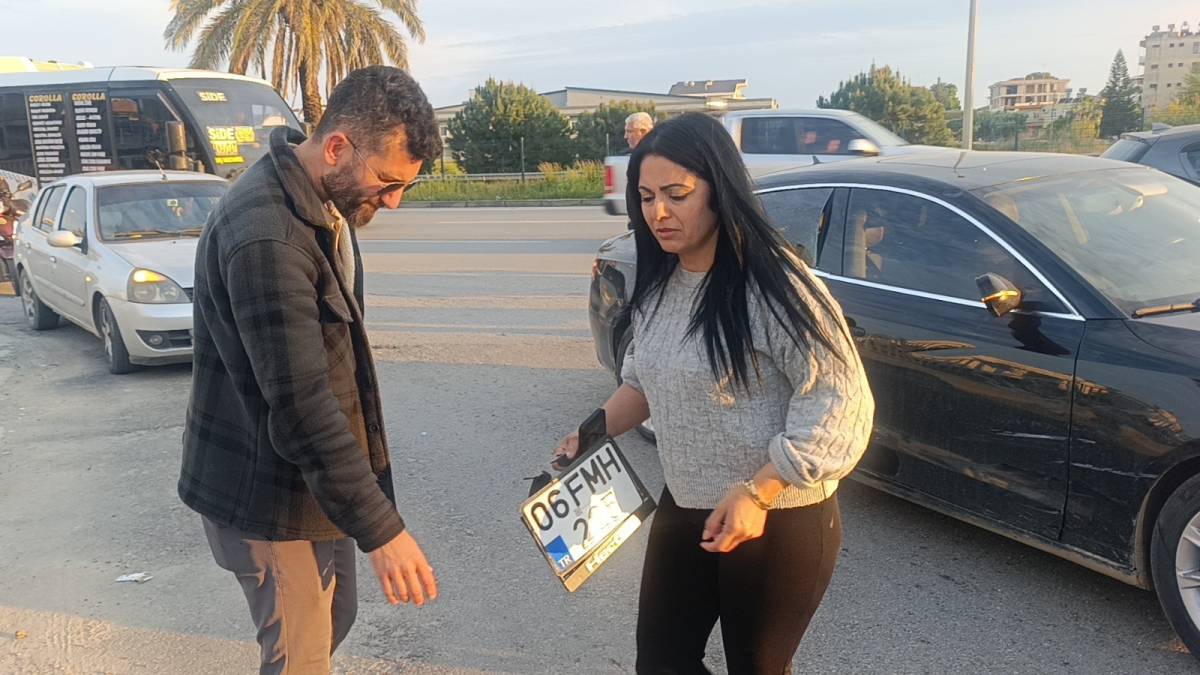 Çarpmanın etkisiyle 20 metre fırlayıp refüjdeki toprağa düşüp hayata tutundular: 2 yaralı