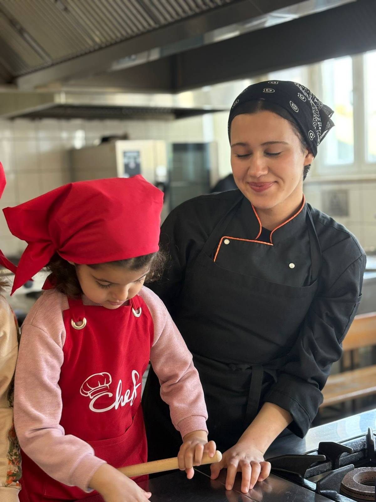 Antalya’da minikler mutfağa girdi, renkli kurabiyeler ortaya çıktı