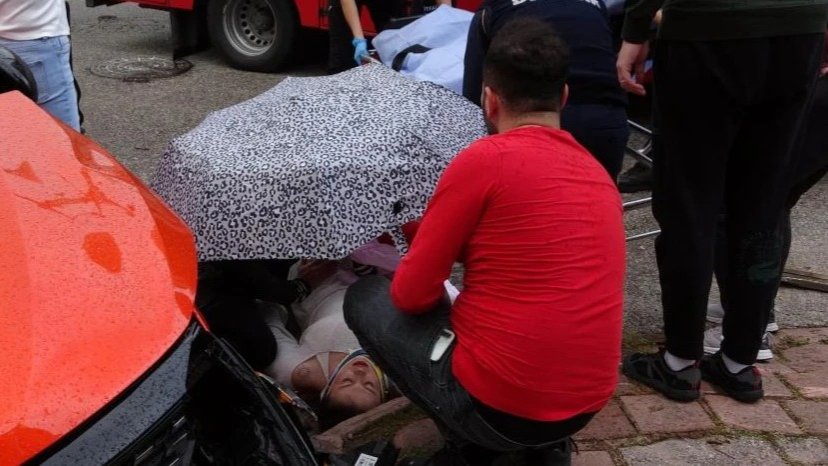 Antalya’da yaralıları ıslanıp üşümemeleri için şemsiye ve battaniye ile korudular