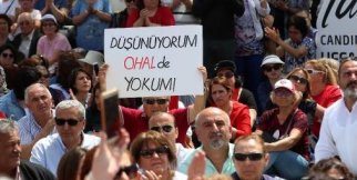 CHP'liler Antalya'da demokrasi için oturdu!